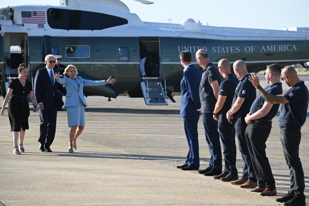 El presidente de EE.UU. Joe Biden y la primera dama Jill Biden regresaron al aeropuerto de Heathrow después de haber asistido a la cumbre del G7 y haber visitado a la reina Isabel II de Gran Bretaña