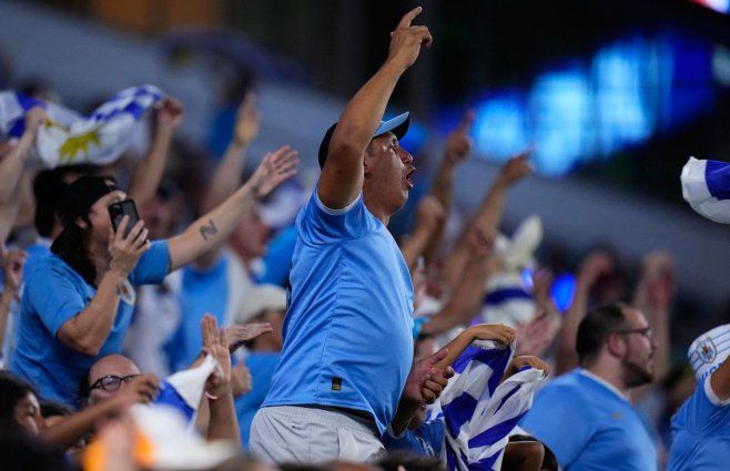 Foto: AFP. Hinchada de Uruguay en el partido ante Panamá, el 23 de junio de 2024.