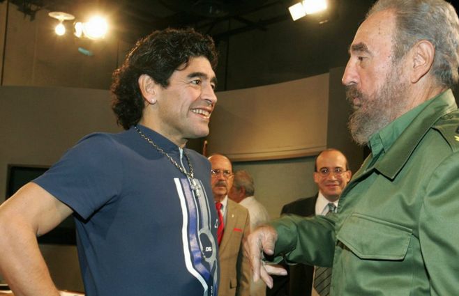 La relación de Maradona y Fidel se afianzó en los años 90. El estadista le tendió una mano cuando e exfubolista tuvo una crisis grave de salud en Punta del Este a principios de siglo 
