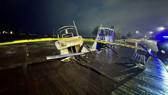 una embarcacion se solto en el puerto de punta del este y se estrello contra un pasaje peatonal