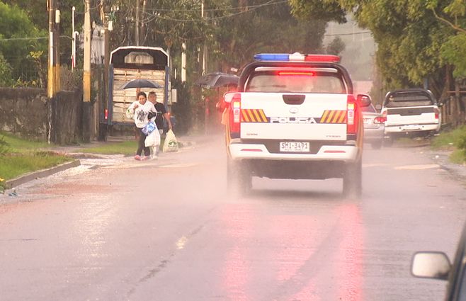 calle-oncativo-la-cruz-de-carrasco-policia-patrullaje-patrullero-lluvia-seguridad