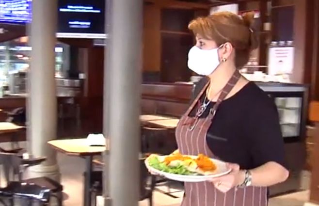 Los locales gastronómicos abren con menos mesas y con estrictas medidas de higiene