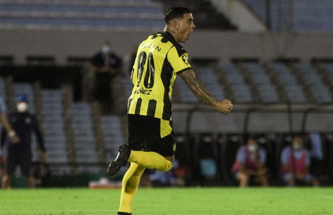 Terans celebra su gol número 13 con Peñarol