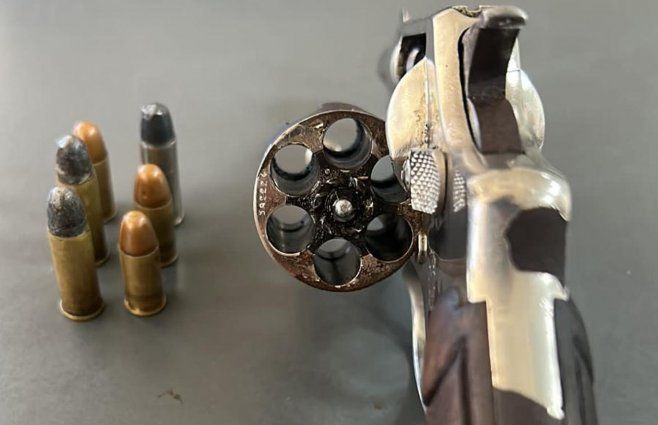 Foto cedida a Subrayado. El revólver incautado al adolescente, en Carrasco Norte.