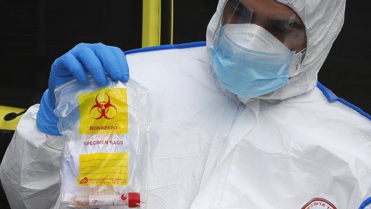 Paramédico de Magen David Adom (Servicio nacional de emergencia de Israel) con kits de detección. Los resultados también sirven para analizar el desarrollo de los casos mortales.