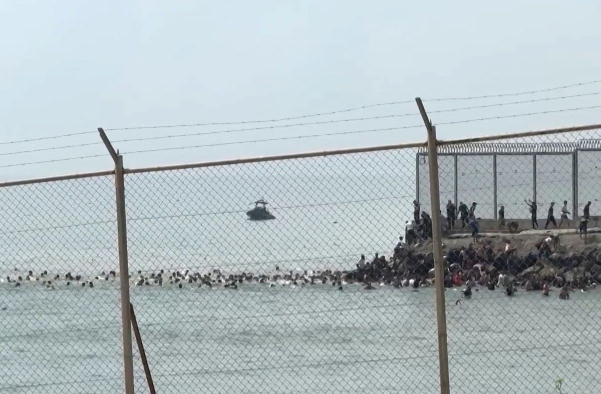 España envía al ejército al enclave de Ceuta tras la entrada masiva de migrantes desde Marruecos
