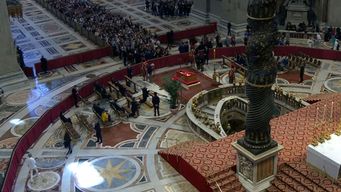 en vivo: se realiza el velatorio abierto del papa francisco en la basilica de san pedro