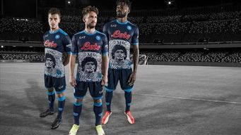 maradona homenajeado en camisetas de napoles