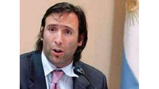 Mirá al ministro de Economía argentino huyendo de una entrevista