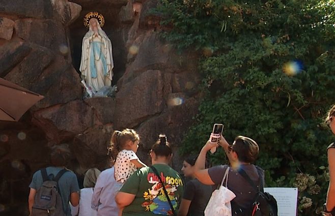 gruta-lourdes-montevideo-peregrinos