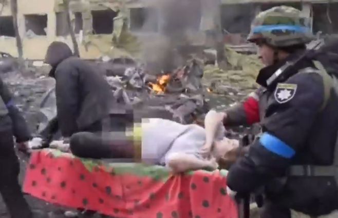 Embarazada trasladada en camilla tras ataque al hospital de Mariúpol. Captura de video de la Policía de Ucrania, publicado por el Daily Mirror de Gran Bretaña.