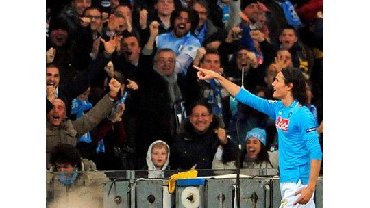 Nápoli a los pies de Cavani: la prensa y la hinchada lo alaban