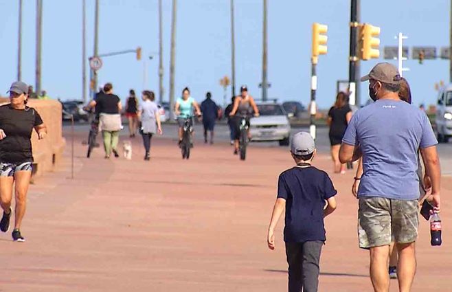 gente-caminando-en-la-rambla.jpg