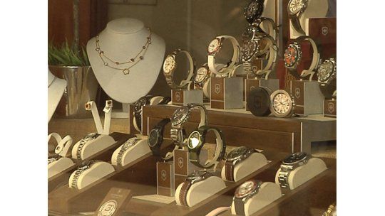 Apareció solo uno de los cuatro relojes robados en shopping