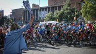 Foto: FocoUy. Largada de Rutas de América, este domingo, en Montevideo.
