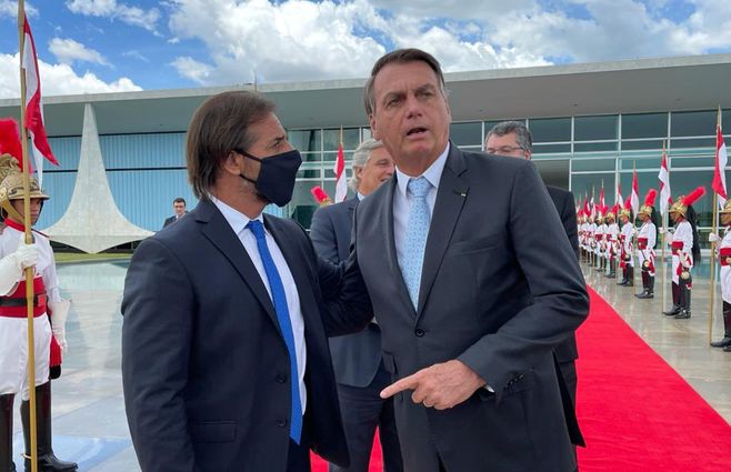 Lacalle Pou con Bolsonaro en Brasilia. Foto: publicada por Lacalle Pou en Twitter.