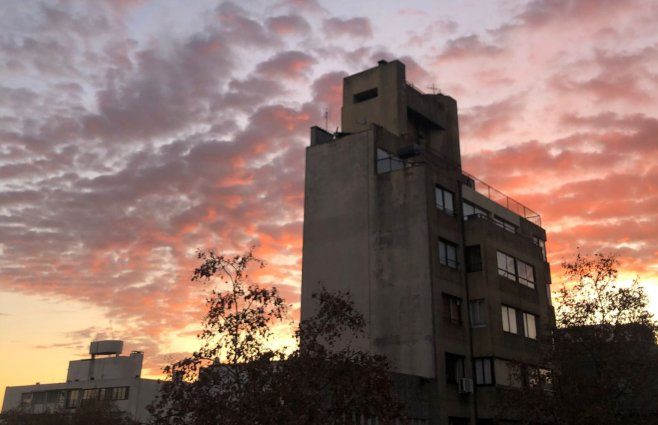 Foto: Subrayado. Amanecer en el Centro de Montevideo, este 8 de julio de 2023.