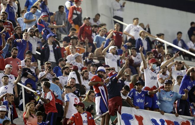 Hinchadas partido Nacional Vélez (2) AFP.jpg