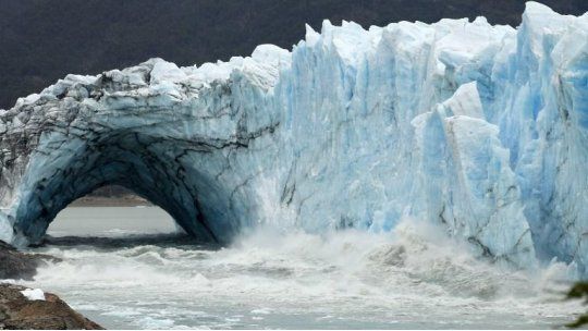 Así fue la caída del puente de hielo del glaciar Perito Moreno