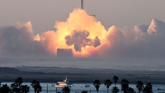 El choete de SpaceX tras el despegue este sábado. AFP.