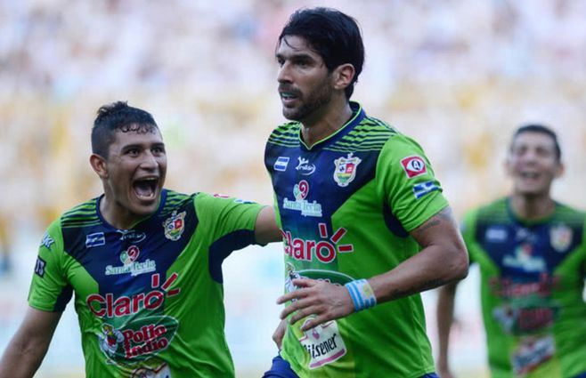 Washington Sebastián Abreu y otro pase en su larga carrera que comenzó a mediados de los 90 en Defensor Sporting.&nbsp;