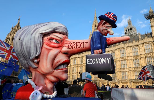Activistas anti Brexit se manifiestan con una imitación de Theresa May frente a Houses of Parliament en Londres.