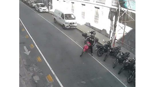 Cayó ladrón de motos tras quedar grabado en cámaras de la Policía