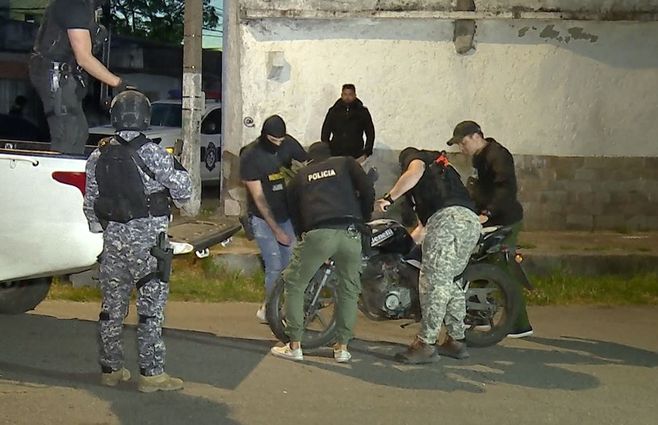 La moto del delivery Ismael Alonso, incautada por la Policía en un allanamiento en busca del homicida, ahora condenado. Foto: Subrayado.
