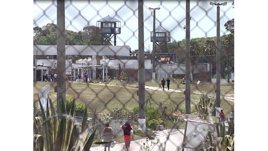 Militares con cabezas tapadas controlarán acceso a cárceles