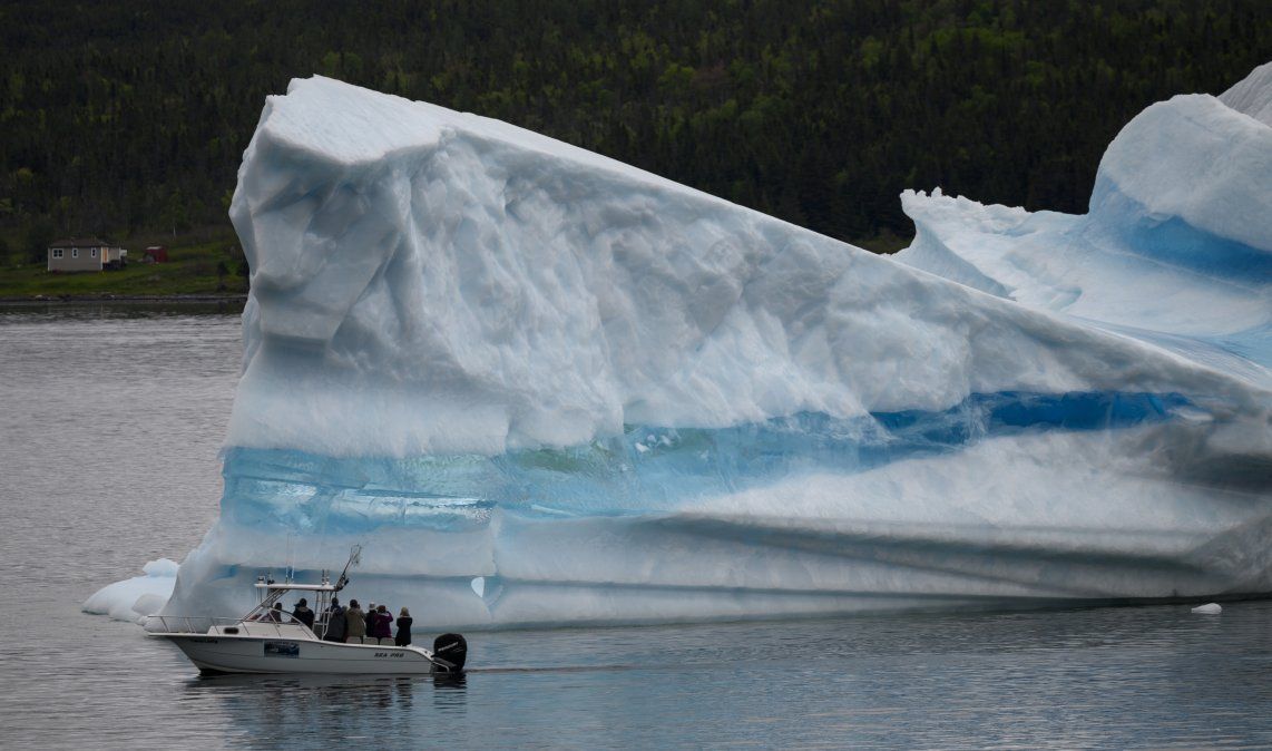 El guía turístico y ex pescador Barri Strickland dirige su barco cerca de un iceberg en la costa de Kings Point, en Newfoundland, Canadá