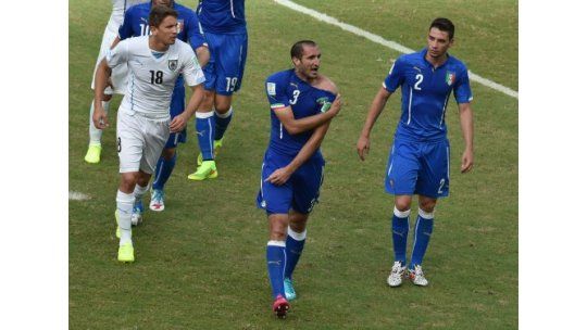 Chiellini dijo que medida de FIFA contra Suárez es excesiva