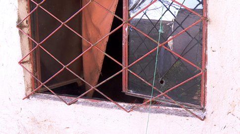 Foto: Subrayado. Vivienda incendiada y con un impacto de bala en la ventana.