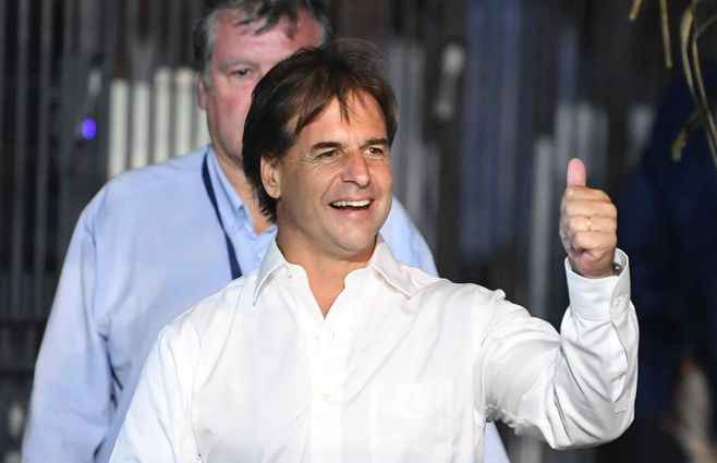 Lacalle-Pou-balotaje-dedo-para-arriba-AFP.jpg