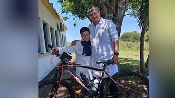 maestro rural regalo su bicicleta a un alumno: vos podes llegar lejos, mucho mas lejos de lo que imaginas