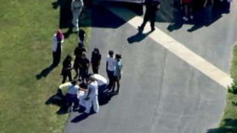 tiroteo en una escuela secundaria de eeuu: cuatro muertos y el sospechoso es un estudiante de 14 anos