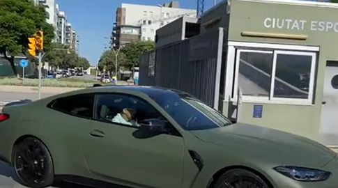 Ronald Araújo llega a la ciudad deportiva del Barcelona. Foto: captura de video publicado por el portal Sport.