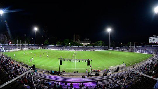 Defensor empató 2-2 con Liverpool y Peñarol se le acercó en la Anual