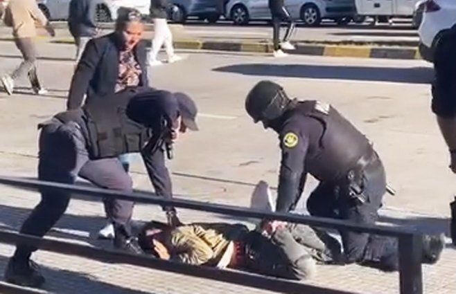 Foto: captura de video. Momento de una de las detenciones en zona de Nuevocentro Shopping.