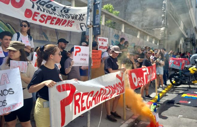 Movilización de trabajadores de Pedidos Ya frente al Ministerio de Trabajo. Foto: Nicolás Vigliola, periodista de Subrayado.