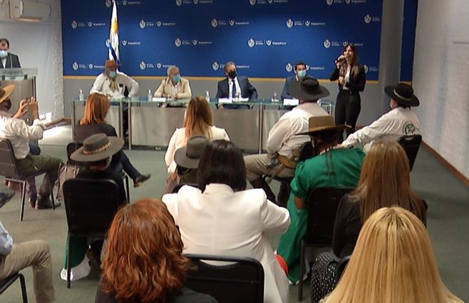 Conferencia de prensa en el Ministerio de Turismo.