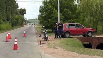 El lugar del accidente entre el auto y la moto: Foto: María Eugenia Scognamiglio, Subrayado.