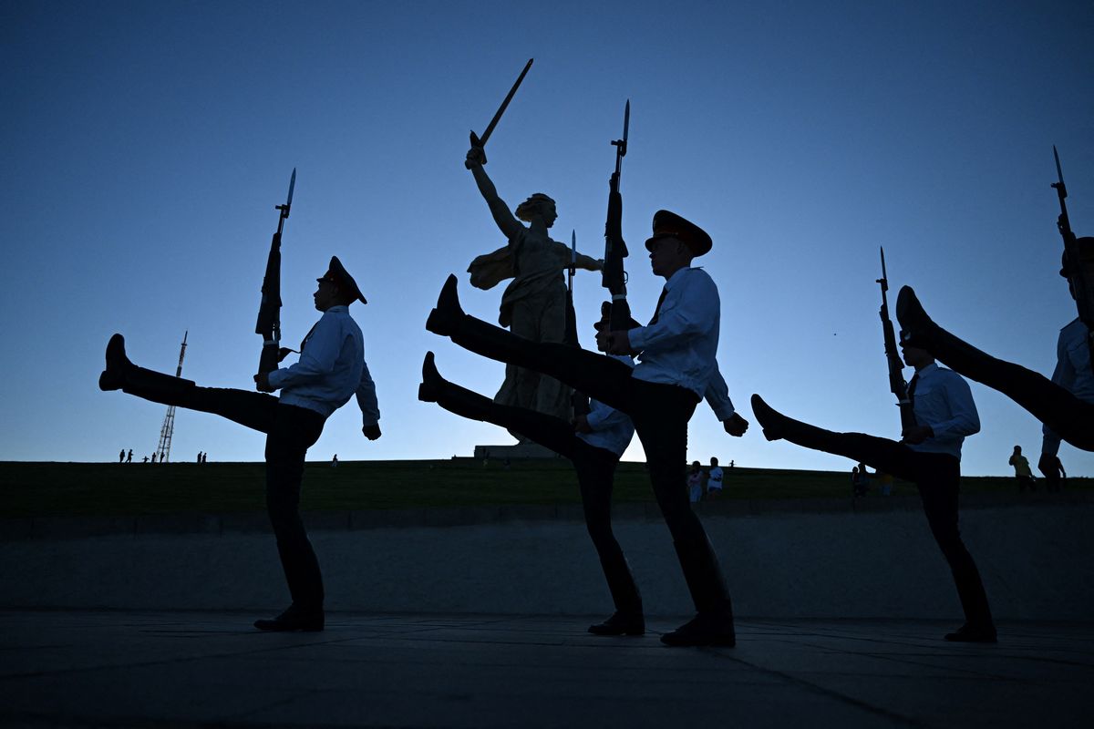 Los guardias de honor rusos marchan frente a la estatua de Motherland Calls en el complejo conmemorativo de la Segunda Guerra Mundial Mamayev Kurgan en Volgogrado el 6 de junio de 2022.