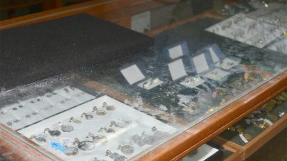 policia robo joyeria y marcho a prision junto a sus complices