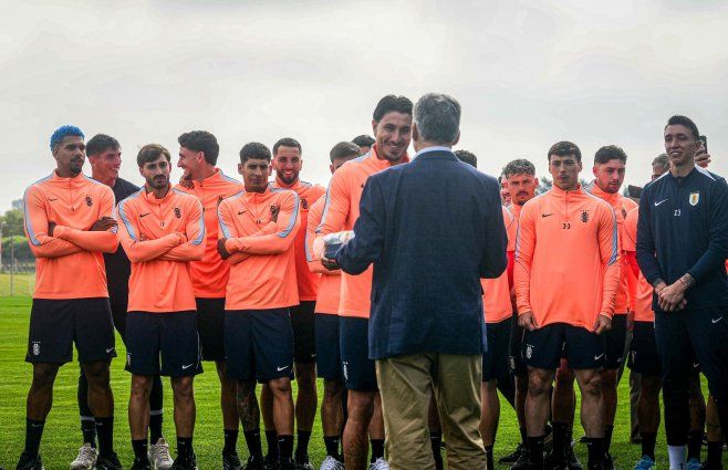 Foto: FocoUy. Yamandú Orsi les entregó el Pabellón Nacional a los jugadores en el Complejo Celeste.