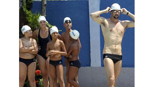 Phelps enseñó natación a niños de una favela de Río de Janeiro