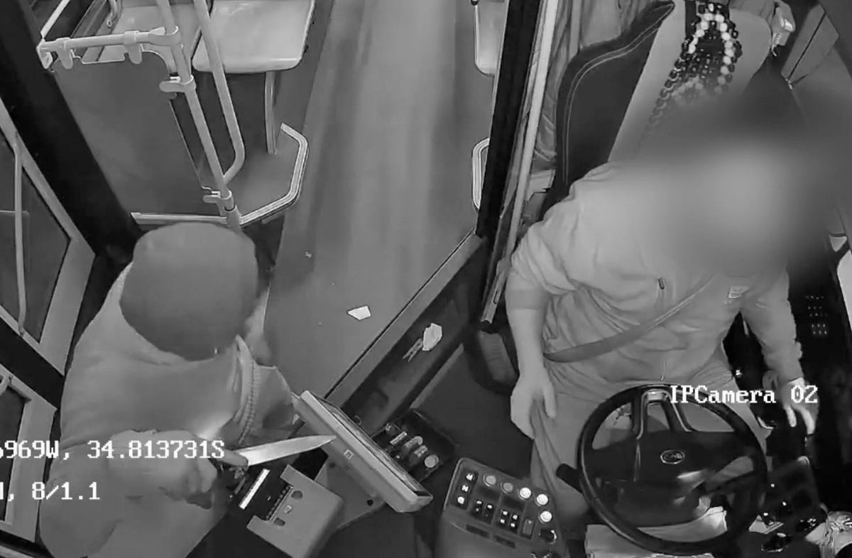 Dos detenidos por cuatro rapiñas en la última semana a choferes de ómnibus: video muestra a uno amenazando con cuchilla