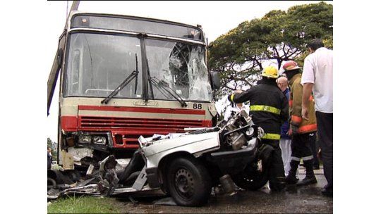 Se trancó el acelerador y el ómnibus arrasó con seis autos