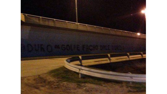 El puente pintado por los colorados duró una semana limpio