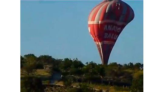Dos turistas muertos tras choque entre globos aerostáticos