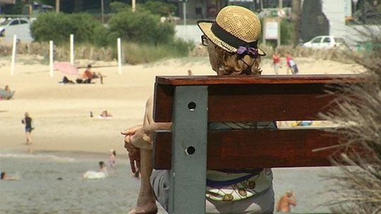 calor mujer playa banco